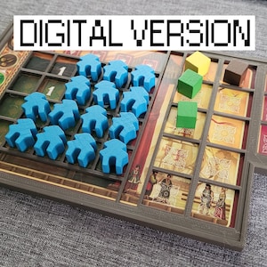 Puede incluir: Un juego de mesa con un marco gris, con piezas azules y bloques de madera de colores. El tablero tiene un diseño decorativo con el texto "DIGITAL VERSION" en blanco.