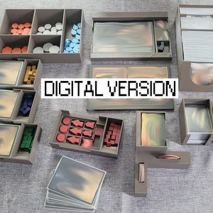 Puede incluir: Un conjunto de organizadores de plástico gris para componentes de juegos de mesa. Los organizadores incluyen compartimentos para cartas, fichas y dados. El texto "DIGITAL VERSION" es visible en la imagen.