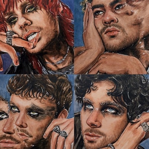 Puede incluir: Una pintura de acuarela de cuatro paneles con retratos de individuos con peinados y maquillaje distintos. Los sujetos muestran expresiones variadas, luciendo anillos y cadenas de plata sobre un fondo azul profundo con pinceladas visibles.