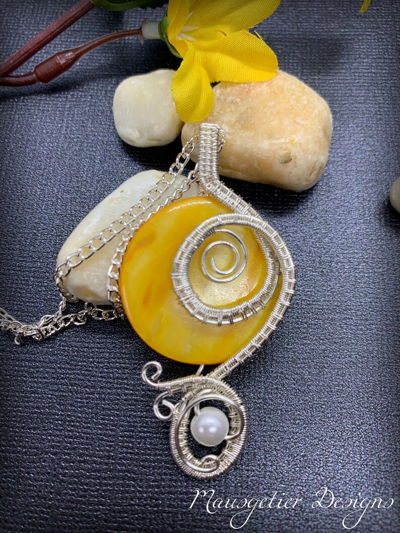 Pendant with yellow stone