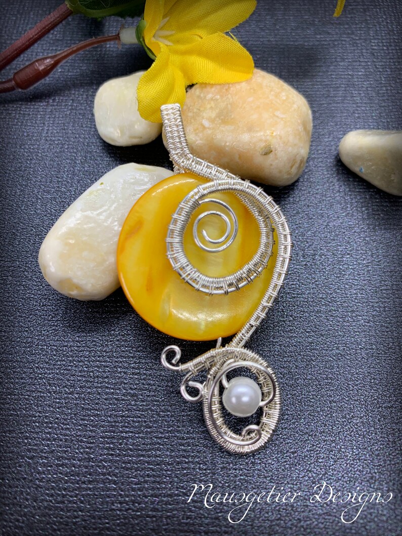 Pendant with yellow stone