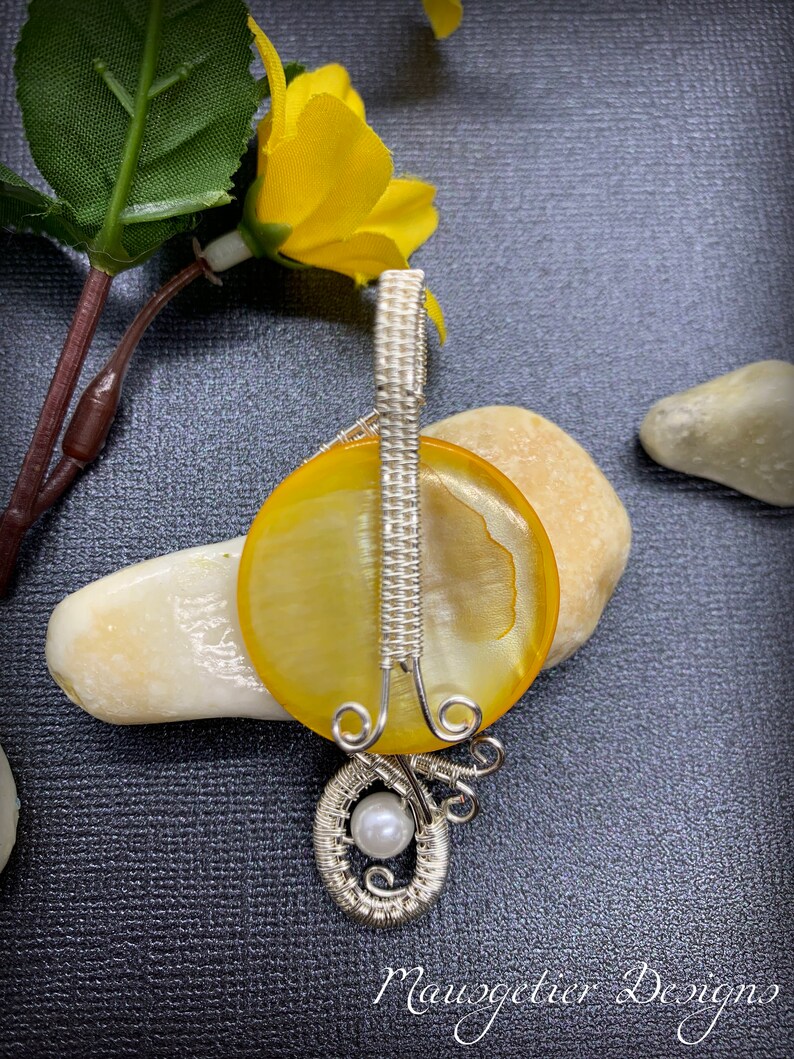 Pendant with yellow stone