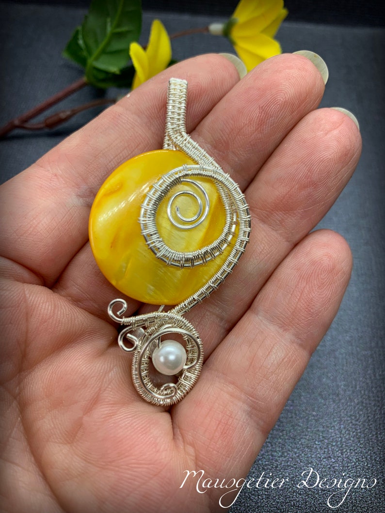 Pendant with yellow stone