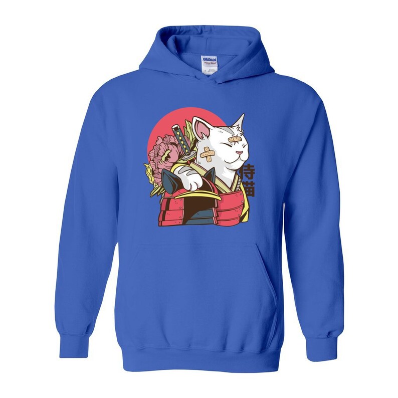 Peut inclure: Un sweat-shirt bleu avec un chat blanc portant une armure de samoura&iuml; rouge et or et tenant une &eacute;p&eacute;e. Le chat a un bandage sur l'&oelig;il et le texte "Lucky Cat" en japonais est imprim&eacute; sur le sweat-shirt.
