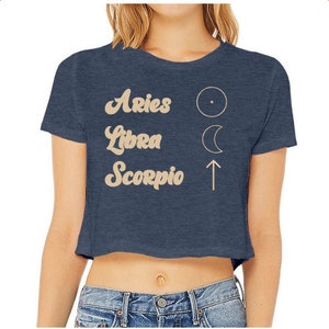 Camisa de astrología personalizada, Sun Moon Rising Zodiac Crop Top, regalo de cumpleaños personalizado, camiseta Astrology Big 3, regalos de carta natal para ella