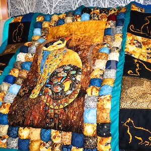 Trapunta Artquilt con motivo gatto, modello KLIMTSTYLE BUBBLE QUILT, trapunta imbottita realizzata con tessuti di design Kaufman e Wilmington, 150 x 180 cm, pezzo unico.