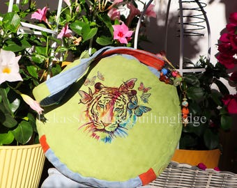 Borsa a tracolla XXL BOHOBAG Tiger, in pelle scamosciata vegana, multicolore, diametro circa 33 cm, 3 ampi scomparti interni, modello a tracolla, pezzo unico fatto a mano, ricamata su tutti i lati.