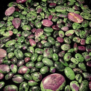 Lote de Cabochões de Rubi Zoisita: Gemas de Formatos Variados