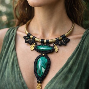Collar Torquist de latón y malaquita. Temática vegetal.