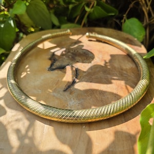 Collar con torsión de serpiente de latón bañado en oro