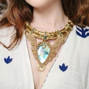 Peut inclure: Une tasse en céramique blanche avec une anse noire et le texte "But First, Coffee" en noir, dans une police manuscrite. La tasse est posée sur une surface blanche.