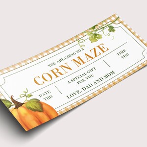 Może przedstawiać: Biały i pomarańczowy bilet z obramowaniem w kratkę. Na bilecie widnieje napis "You are going to a Corn Maze" oraz "A special gift for you" wraz z ilustracją dyni. Na dole biletu znajduje się tekst "Love, Dad and Mom".