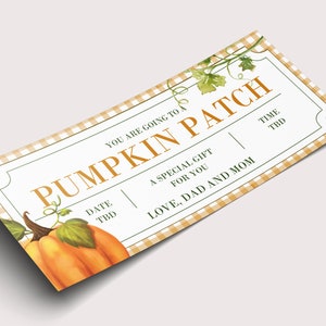 Może przedstawiać: Biały i pomarańczowy bilet z obramowaniem w kratkę. Na bilecie widnieje napis "You are going to a Pumpkin Patch" oraz rysunek dyni z zielonymi winoroślami. Bilet zawiera również napisy "Date TBD" i "Time TBD".