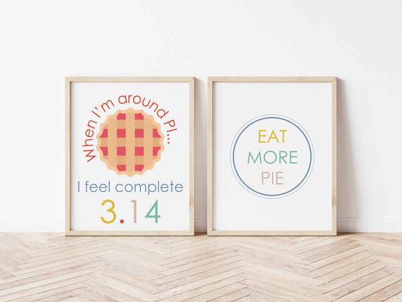 K&ouml;nnte beinhalten: Zwei gerahmte Drucke mit Kuchen-bezogenem Text. Der erste Druck zeigt einen roten und braunen Kuchen mit dem Text "When I'm around Pi... I feel complete 3.14". Der zweite Druck zeigt einen blauen Kreis mit dem Text "Eat More Pie" in Gelb, Gr&uuml;n und Rosa.