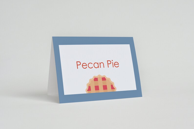 K&ouml;nnte beinhalten: Eine blaue Karte mit wei&szlig;em Rand und dem Text "Pecan Pie" in Rot. Unter dem Text befindet sich eine kleine Illustration einer Pecan-Torte mit roter F&uuml;llung.