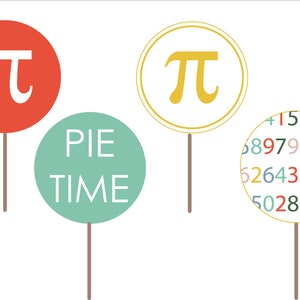 K&ouml;nnte beinhalten: Vier runde, bunte Papierschildchen mit befestigten St&ouml;cken. Die Schilder zeigen das mathematische Symbol Pi, die Worte "PIE TIME" und ein Muster aus bunten Zahlen.