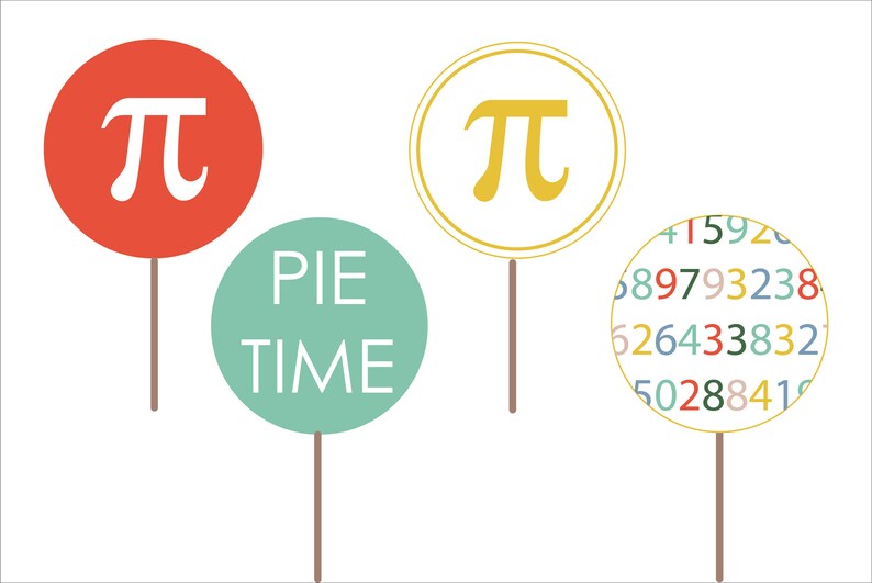 K&ouml;nnte beinhalten: Vier runde, bunte Papierschildchen mit befestigten St&ouml;cken. Die Schilder zeigen das mathematische Symbol Pi, die Worte "PIE TIME" und ein Muster aus bunten Zahlen.