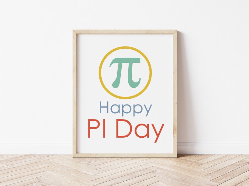 K&ouml;nnte beinhalten: Ein gerahmter Druck mit einem gelben Kreis um ein t&uuml;rkisfarbenes Pi-Symbol. Der Text "Happy PI Day" befindet sich unterhalb des Symbols in Blau, Rot und Wei&szlig;.
