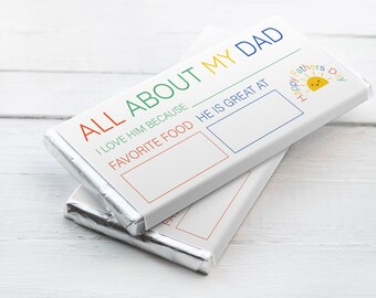 Może przedstawiać: Biała tabliczka czekolady z kolorowym wzorem, na której widnieje napis "All About My Dad". Są dwa puste miejsca do wpisania, jedno dla "Kocham go, ponieważ" i drugie dla "Ulubione jedzenie, w którym jest świetny". Na dole tabliczki znajduje się małe słońce z napisem "Happy Fathers Day".