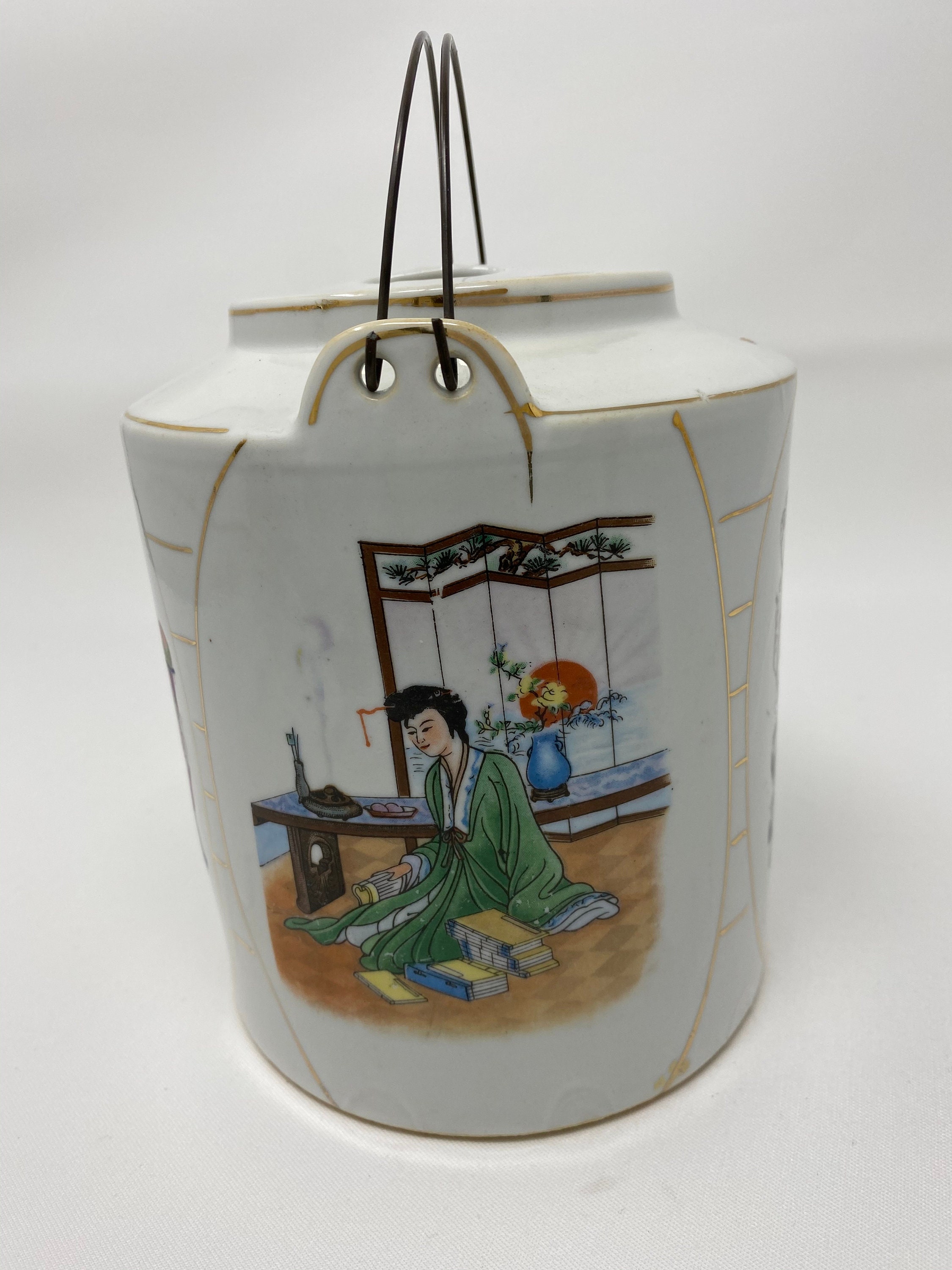 Bid Now: Lot de deux théières et un bouillon couvert en porcelaine de