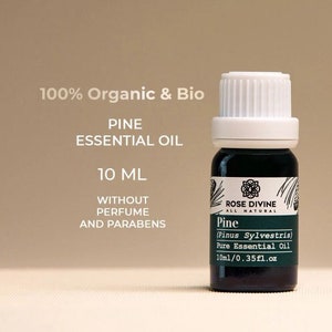 Può includere: Una bottiglia da 10 ml di olio essenziale di pino 100% biologico e bio di Rose Divine. La bottiglia è in vetro trasparente con un tappo bianco e un'etichetta verde con il testo "Pino (Pinus Sylvestris) Olio essenziale puro 10ml/0.35fl.oz".