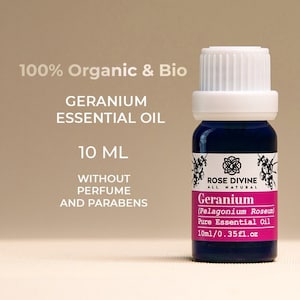 Puede incluir: Una botella de 10 ml de aceite esencial de geranio, 100% orgánico y bio, de Rose Divine. La botella es azul con una tapa y una etiqueta blancas. La etiqueta dice "Geranium (Pelagonium Roseum) Aceite esencial puro 10ml/0.35fl.oz".