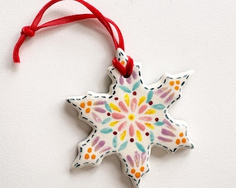Adorno de cerámica azul hecho a mano con forma de copo de nieve floral - Diseño floral pintado a mano - Decoración navideña de 7,6 x 7,6 cm - Adorno para árbol de Navidad