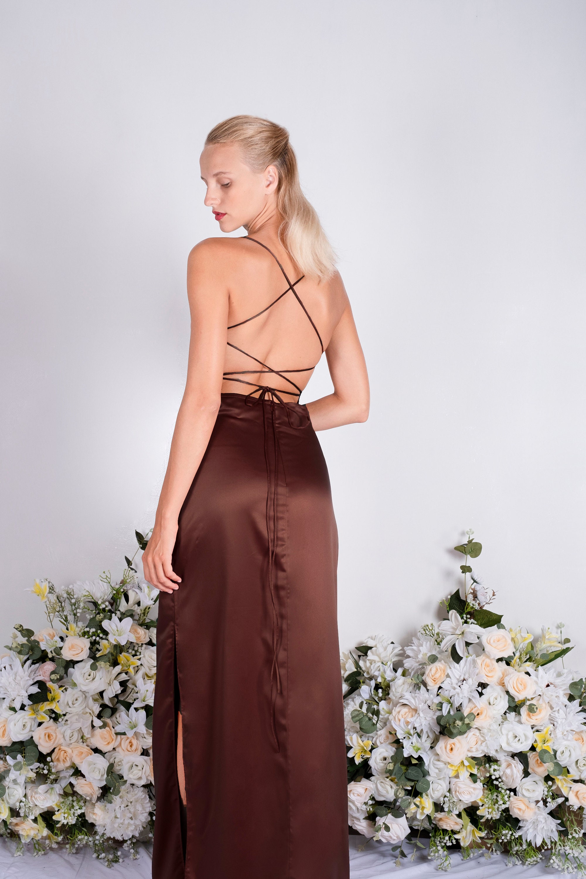 Vestidos máximos de satén estilo A-line con escote en V y bolsillos Marrón