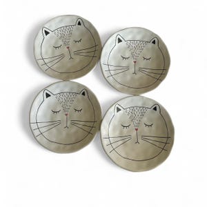 Set of 4 Ceramic Cat Plates – Hand Drawn Cat Illustration – Cute Animal Dinnerware – Gift for Cat Lover – Whimsical Kitchen Decor