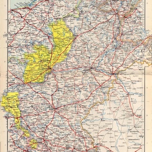 Può includere: Mappa d'epoca di una regione con aree evidenziate in giallo, con una rete di strade rosse e numerosi toponimi. La mappa ha un aspetto dettagliato e invecchiato, con etichette di testo e caratteristiche geografiche.