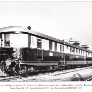 Könnte beinhalten: Schwarz-Weiß-Foto eines historischen Elektrotriebzugs. Der Zug hat ein stromlinienförmiges Design mit mehreren Personenwagen. Der Text unten beschreibt Modell und Herkunft des Zuges. Der Zug befindet sich auf Gleisen.