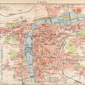 Può includere: Mappa antica di Praga, con planimetrie dettagliate delle strade, punti di riferimento e il fiume Moldava. La mappa utilizza una combinazione di colori rosso, verde e beige, con etichette di testo in tedesco. Il titolo "PRAG" è in alto.