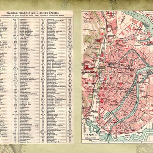 Può includere: Mappa d'epoca di Danzica, con una dettagliata pianta della città in rosa e verde, insieme a un elenco di nomi. La mappa include la parola "Danzica" ed è ambientata su uno sfondo simile a pergamena con illustrazioni di bussola e figure.