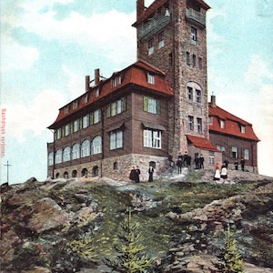 Puede incluir: Postal antigua del Neues Jeschkenhaus, un edificio de varios pisos con una alta torre y tejado rojo. El edificio es de ladrillo y piedra, situado en una ladera rocosa. El cielo es azul con nubes. Se lee "Neues Jeschkenhaus".