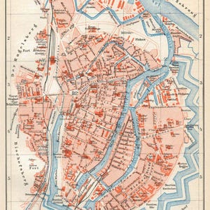 Può includere: Antica mappa di Danzica, con un piano dettagliato della città con strade, corsi d'acqua e punti di riferimento. La mappa è in tonalità di rosso e blu, con etichette di testo in tedesco. La scala è 1:17.000.