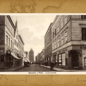 Peut inclure: Carte postale vintage en noir et blanc d'une rue à Demmin, en Allemagne. L'image montre des bâtiments bordant la rue, avec une horloge à un coin. Le texte "Demmin I. Pom. Luisenstraße" est visible.