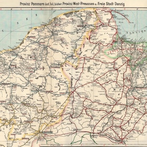 Può includere: Una mappa d'epoca della regione della Pomerania, inclusa la Prussia occidentale e la Città Libera di Danzica. La mappa presenta dettagliate reti stradali e ferroviarie, con testo in tedesco. La mappa è colorata in tonalità beige, gialle e rosse.