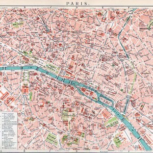 Könnte beinhalten: Eine detaillierte Vintage-Karte von Paris, Frankreich, mit einem Straßenplan. Die Karte hat ein rosa und weißes Farbschema, mit der Seine in der Mitte. Das Wort "PARIS" steht oben.