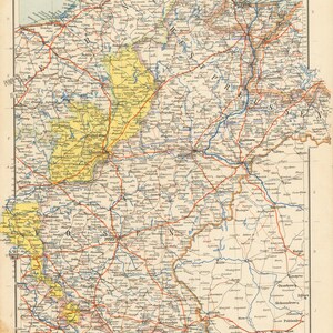 Può includere: Una mappa d'epoca della regione Grenzmark Posen-Westpreussen, con testo in tedesco. La mappa presenta rappresentazioni dettagliate di strade, fiumi e città, con aree evidenziate in giallo. La mappa è invecchiata con uno sfondo beige.