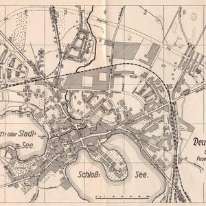 Puede incluir: Un mapa antiguo en blanco y negro de Deutsch Krone, con calles, edificios y un lago. El mapa incluye texto en alemán, con las palabras "Deutsch Krone" y "Grenzmark Posen-Westpreußen".
