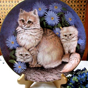 Plato vintage de gato Royal Stafford: porcelana, 21,5 cm, "Damas de pelo largo" de Patrick Oxenham