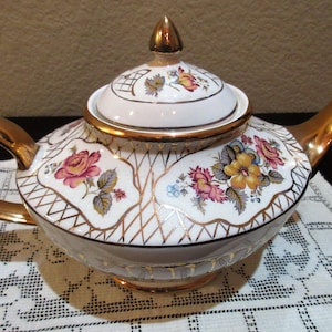 LOVELY TEAPOT, 11", Aladdin Style, Arthur Wood, England, Petworth Pattern, Gold, Delicate Roses, 1920's, Vintage, Thoughtful Holiday Gift.