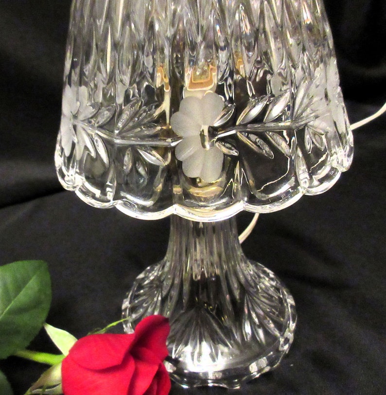 CRYSTAL BOUDOIR LAMP, 10 3/4, Princess House, Heritage, Etched, Frosted Flower, Elegant, Sparkly, Scalloped, Lovely Gift. imagem 8