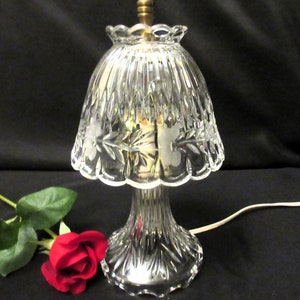 CRYSTAL BOUDOIR LAMP, 10 3/4, Princess House, Heritage, Etched, Frosted Flower, Elegant, Sparkly, Scalloped, Lovely Gift. imagem 1