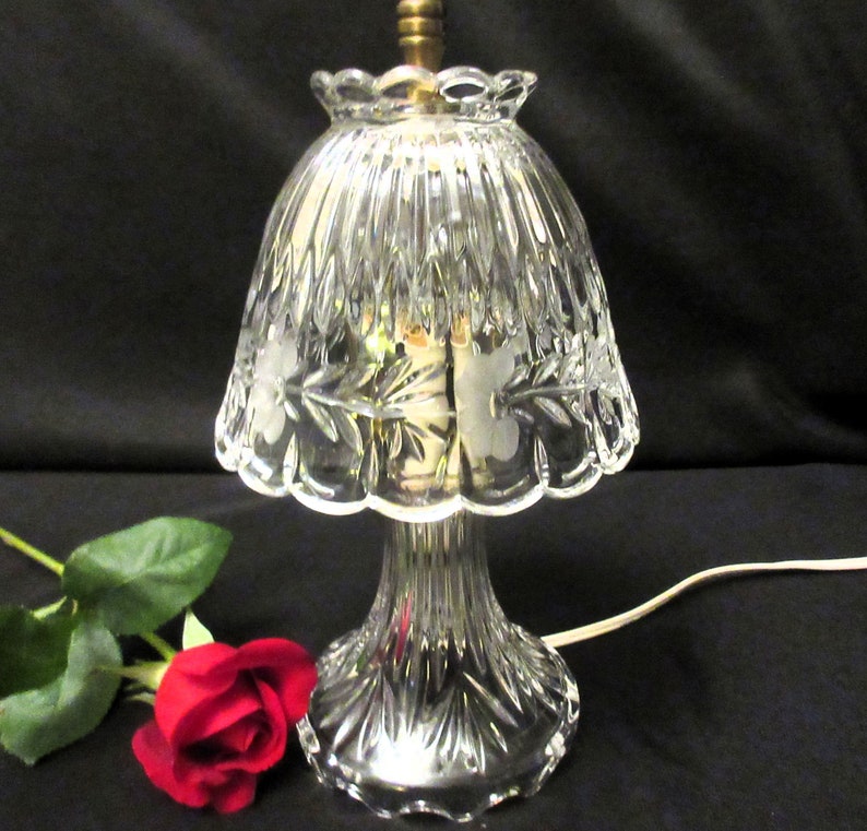 CRYSTAL BOUDOIR LAMP, 10 3/4, Princess House, Heritage, Etched, Frosted Flower, Elegant, Sparkly, Scalloped, Lovely Gift. imagem 1