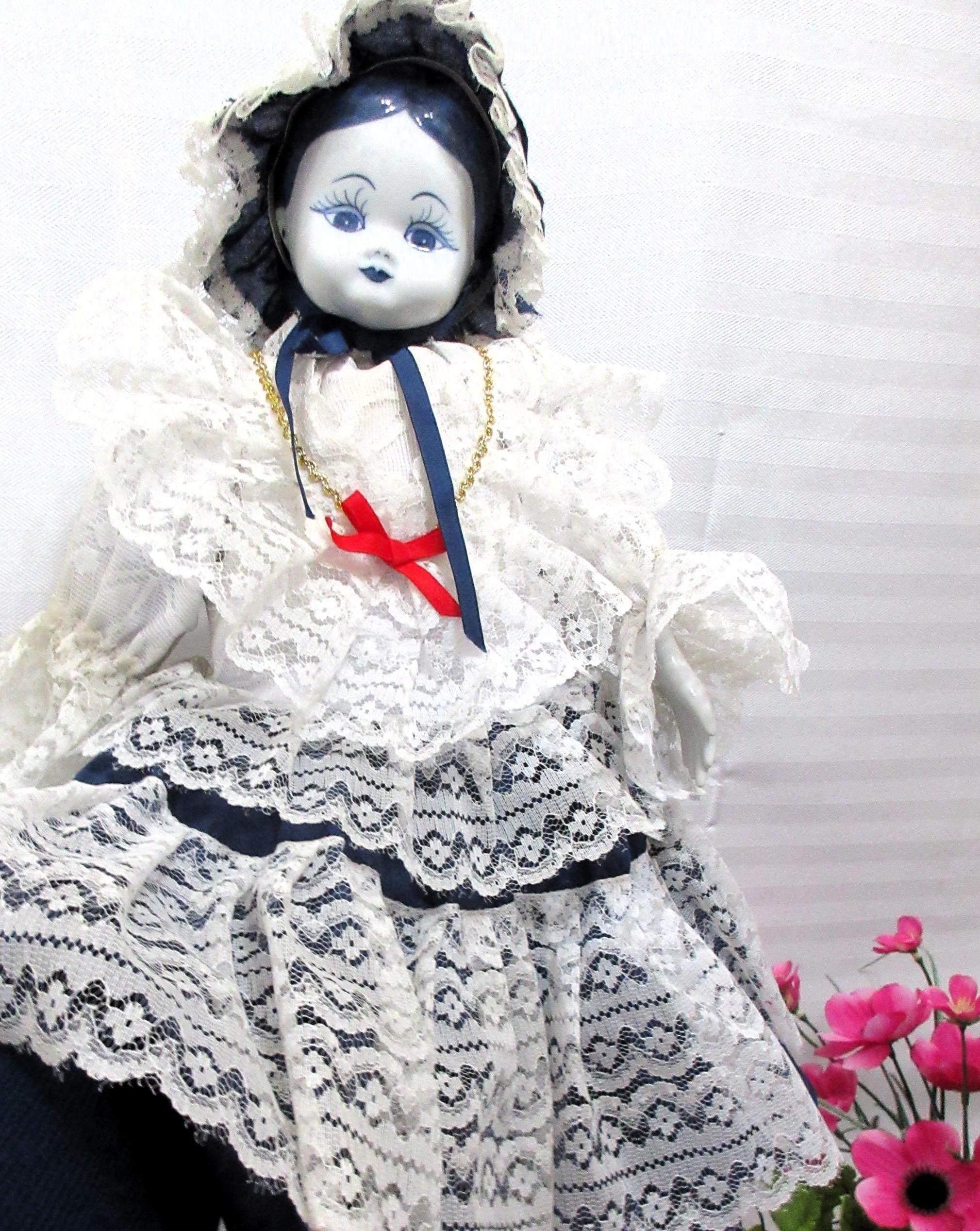 青いドレスの陶器製人形 アイリッシュ・ドレスデンのレースドール（ブルーのパメラ） | 東京