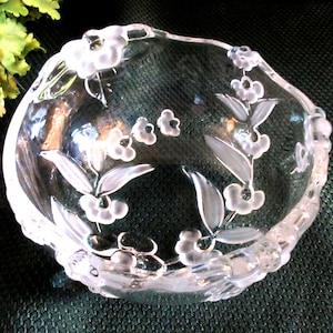 Mikasa Crystal Bowl: Embossed Dogwood Flowers, Frosted Glass (5 1/2")