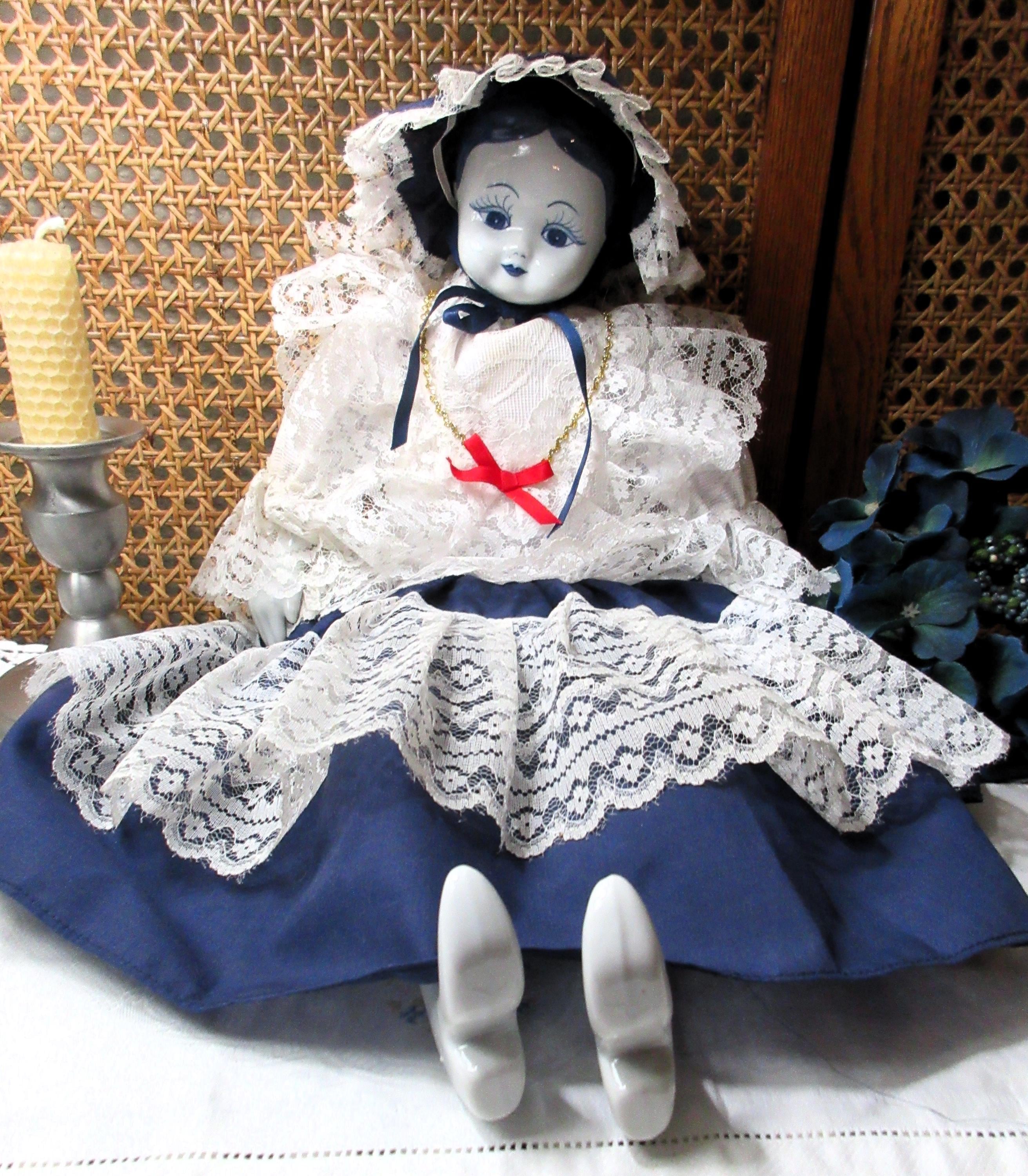 青いドレスの陶器製人形 手作りの磁器人形：19インチの青いフリルドレス、コレクター向け