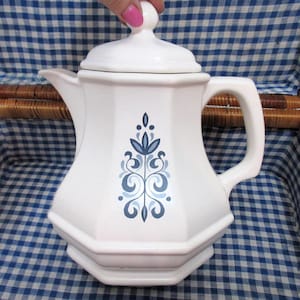 ヴィンテージ マッコイ陶器 サットン コーヒーポット：1970年代、ブルーフローラル ストーンウェア、10インチ。