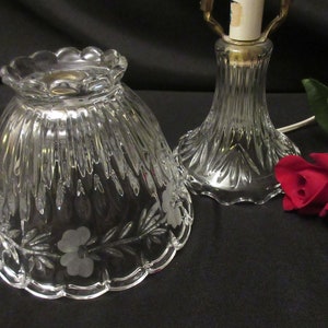 CRYSTAL BOUDOIR LAMP, 10 3/4, Princess House, Heritage, Etched, Frosted Flower, Elegant, Sparkly, Scalloped, Lovely Gift. imagem 7